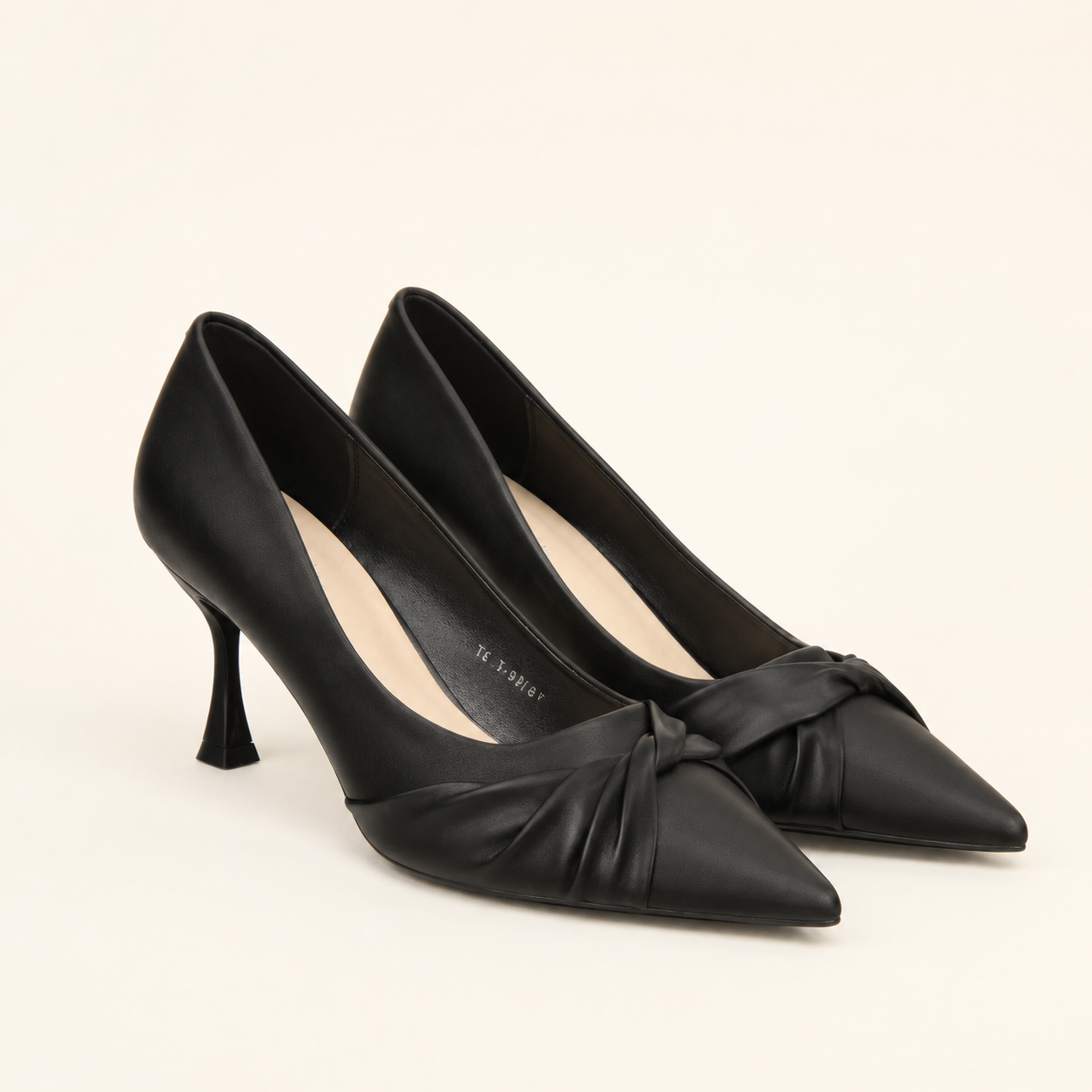 Escarpins blanc cassé à talons aiguilles pour femmes
