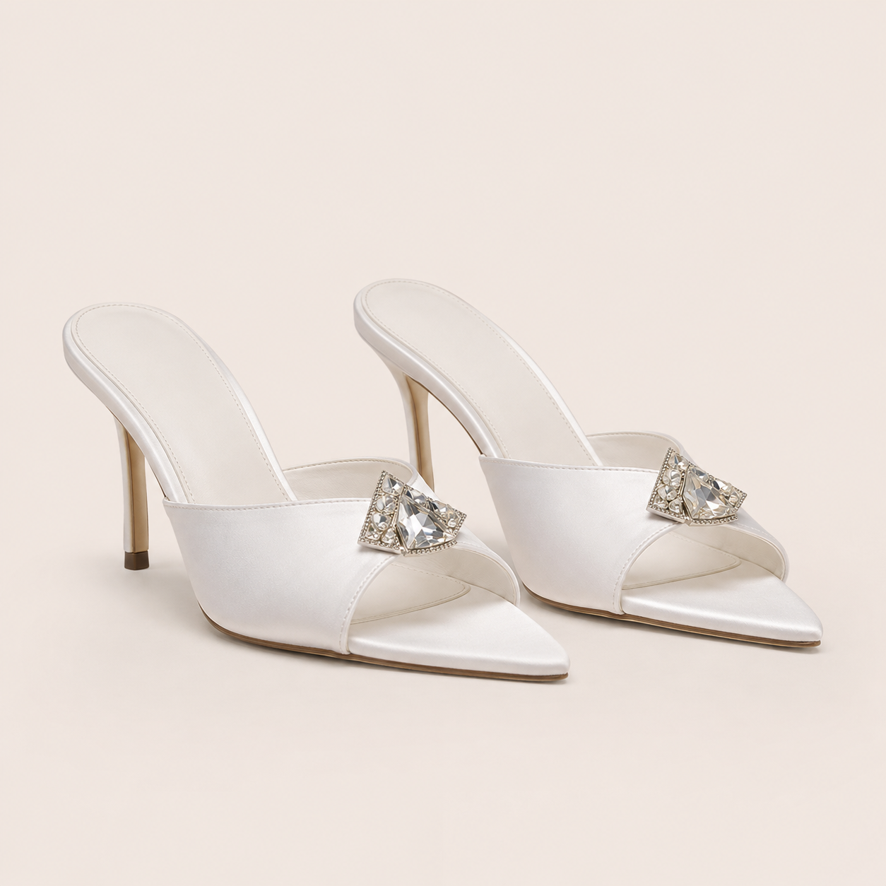 Sandales blanches en satin à strass et talon aiguille