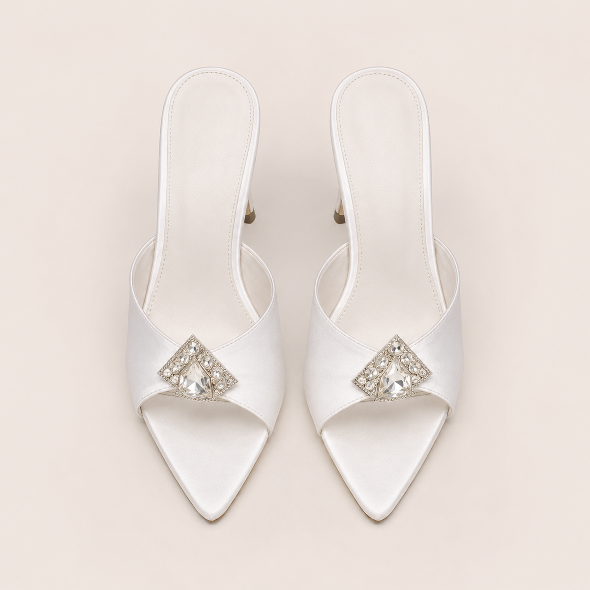 Sandales blanches en satin à strass et talon aiguille