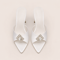 Sandales blanches en satin à strass et talon aiguille