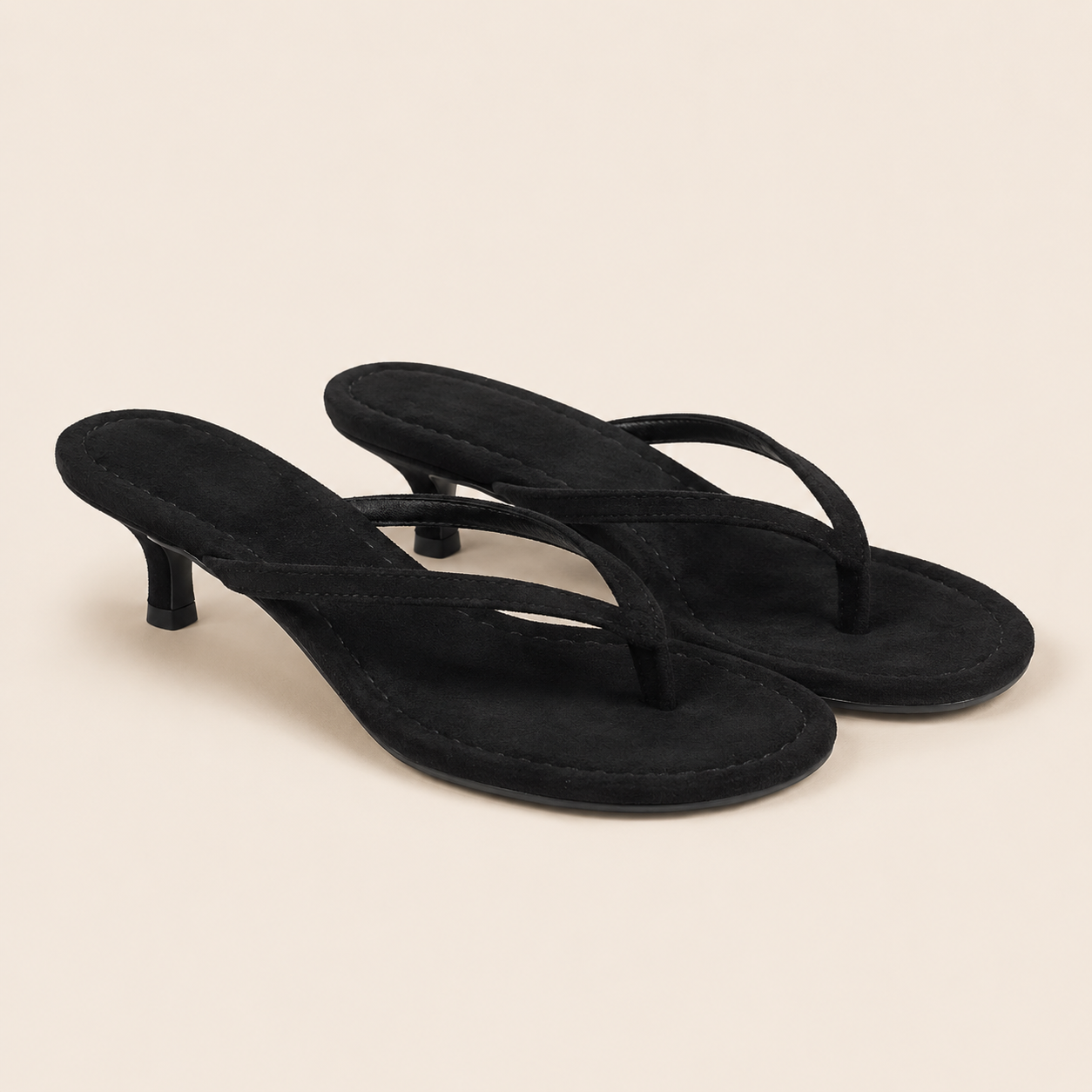 Sandales tongs à talon kitten vues de dos, finition douce en daim synthétique.