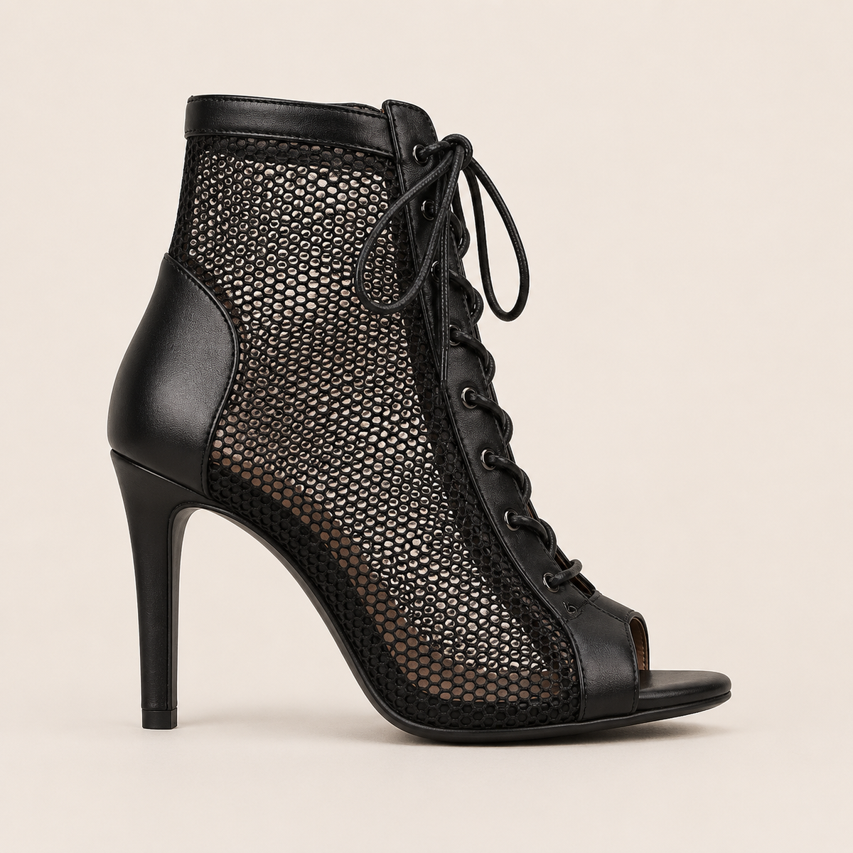 Chaussures de danse à talons en résille avec bout ouvert et lacets, vue principale sur fond studio clair.