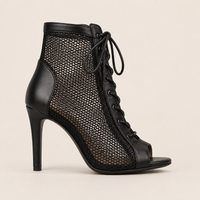 Chaussures de danse à talons en résille avec bout ouvert et lacets, vue principale sur fond studio clair.
