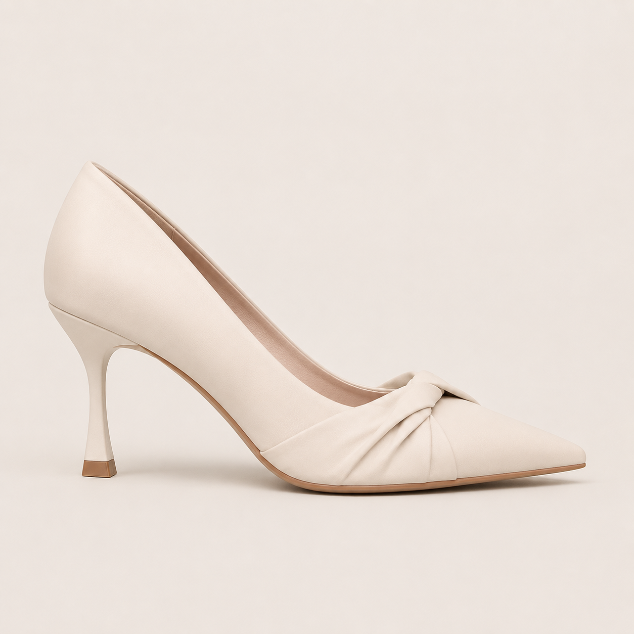 Escarpins blanc cassé femme en vue détaillée, chaussure chic et lumineuse.