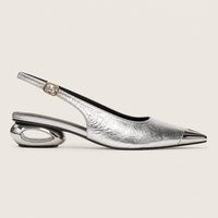 Escarpins compensés portés, talon bas pour une allure chic et confortable.