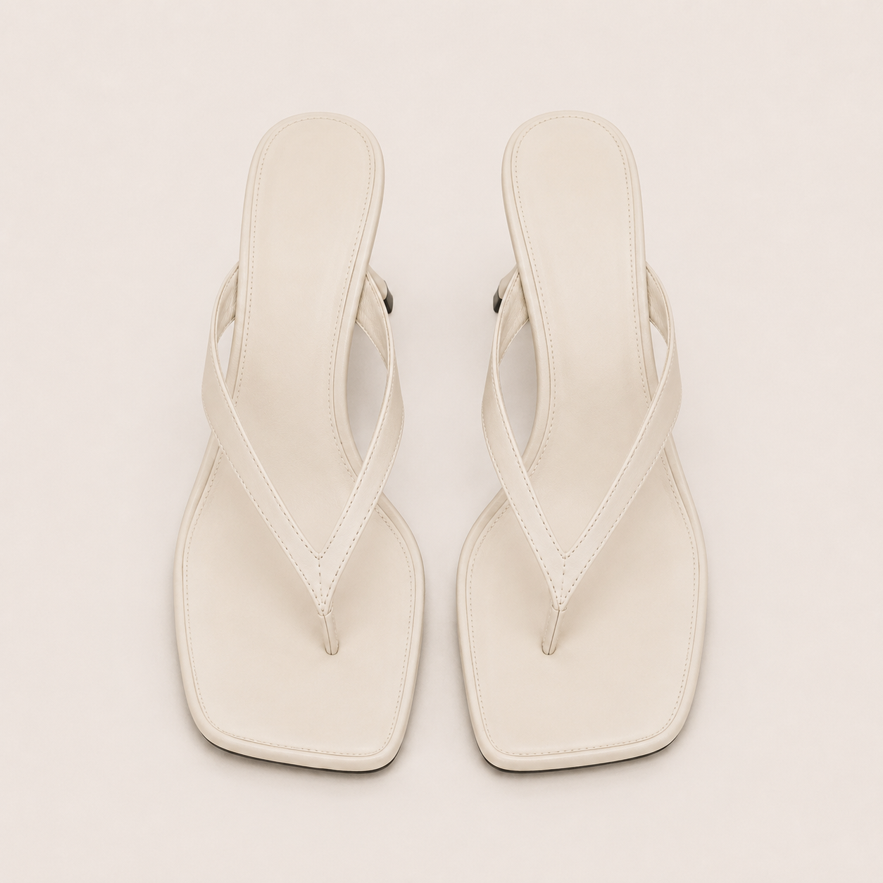 Kitten heels blanches à bout carré vues de dessus, design épuré et féminin.