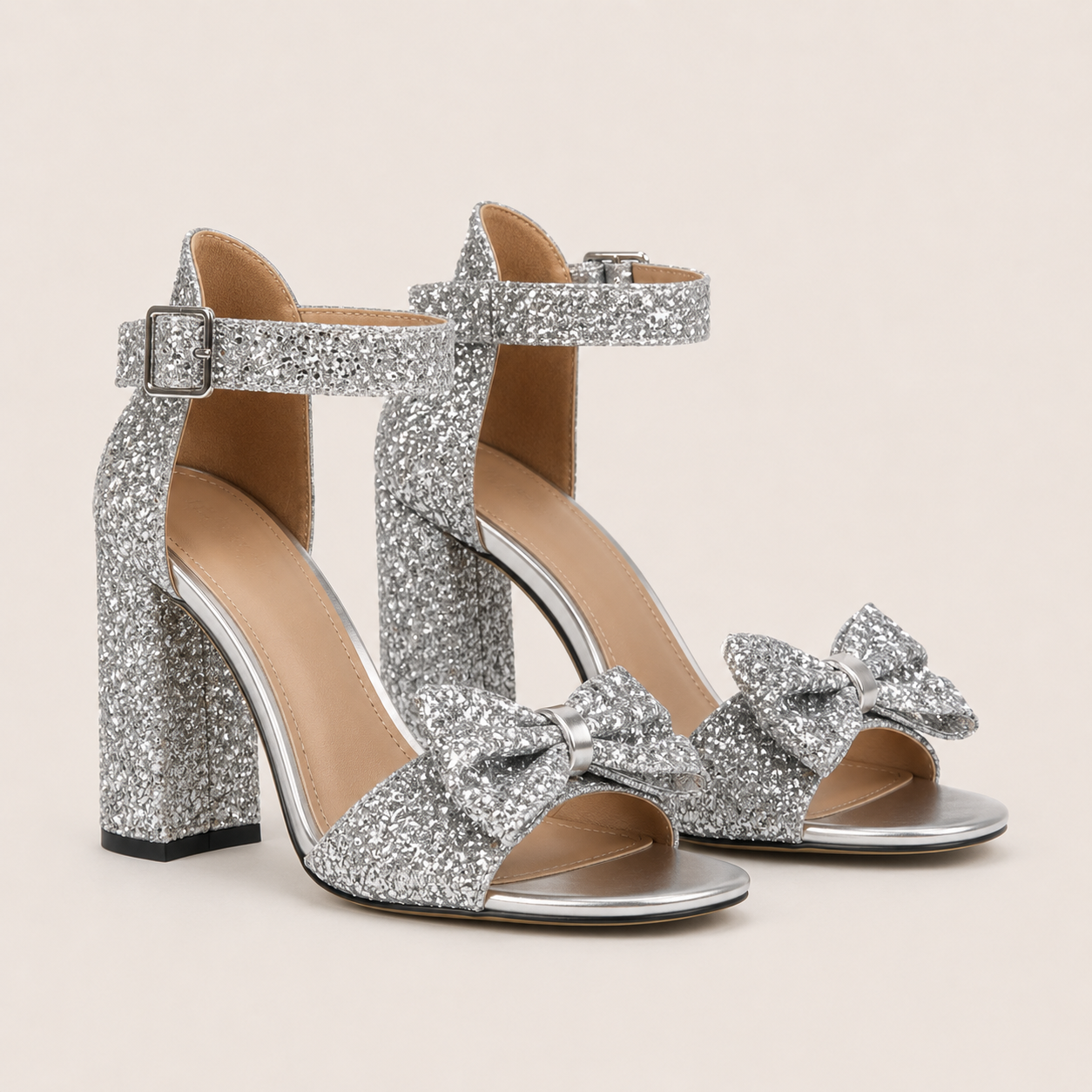 Mules à talons hauts avec nœud en gros plan, chaussure habillée et féminine.