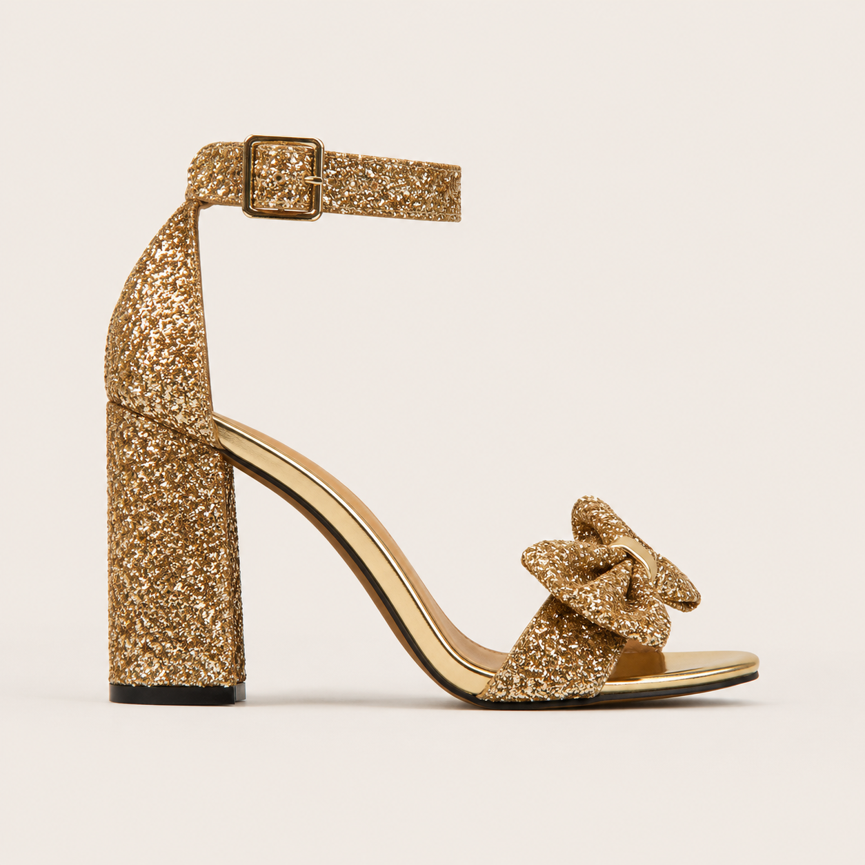 Mules vernies à talons hauts avec nœud, vue principale brillante et chic.