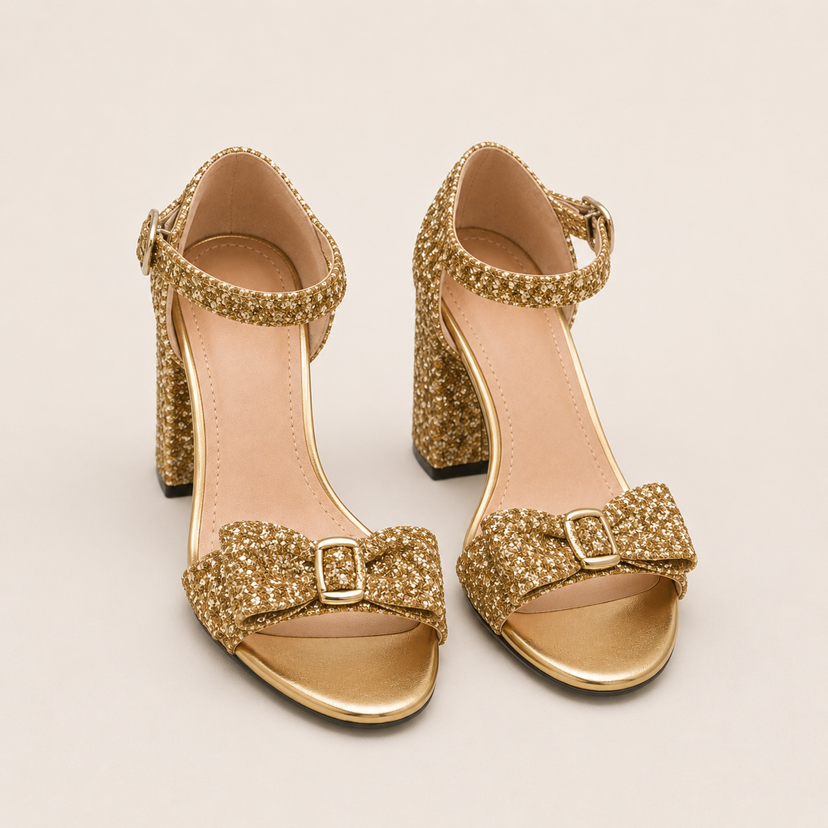 Paire de mules vernies à talons hauts, design féminin et lumineux.