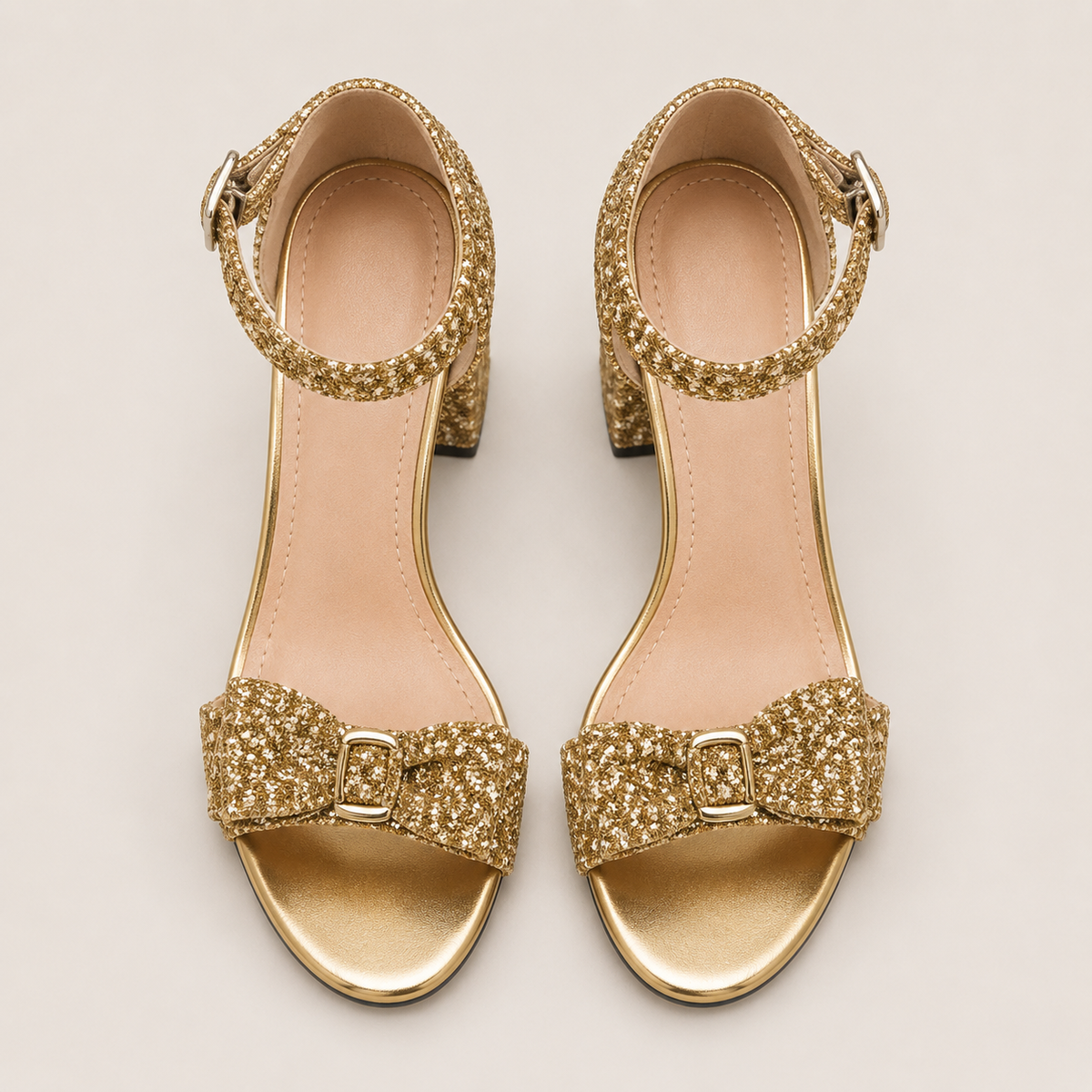 Mules vernies portées, talons hauts et nœud pour soirée ou sortie chic.