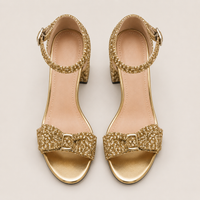 Mules vernies portées, talons hauts et nœud pour soirée ou sortie chic.