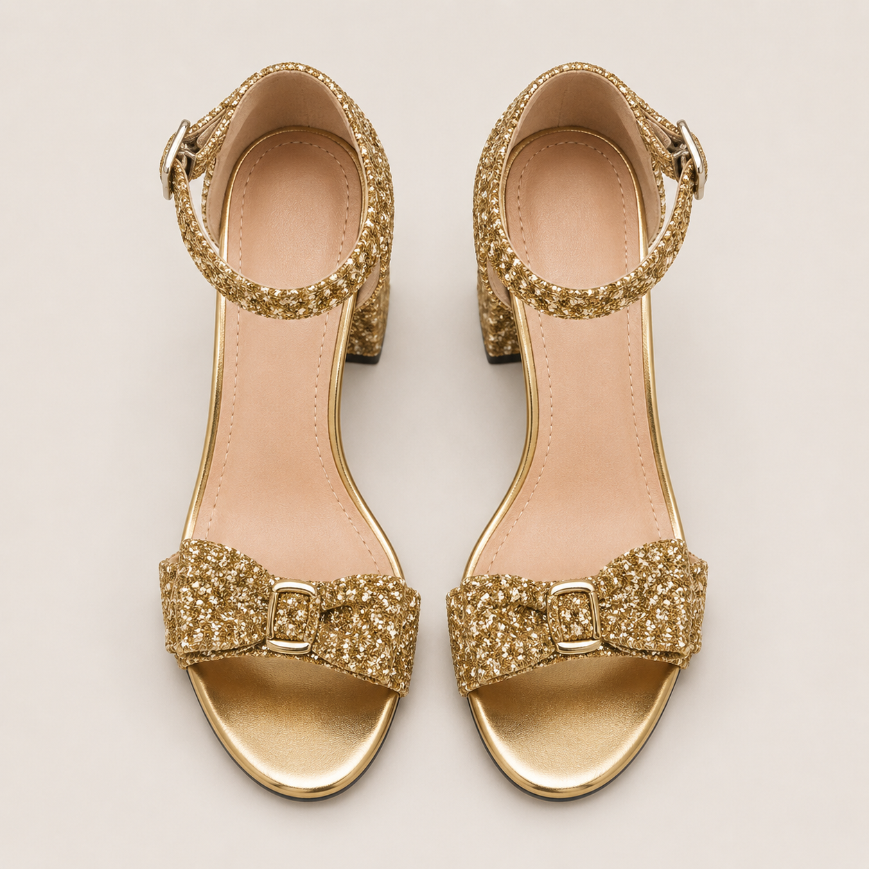 Mules vernies portées, talons hauts et nœud pour soirée ou sortie chic.