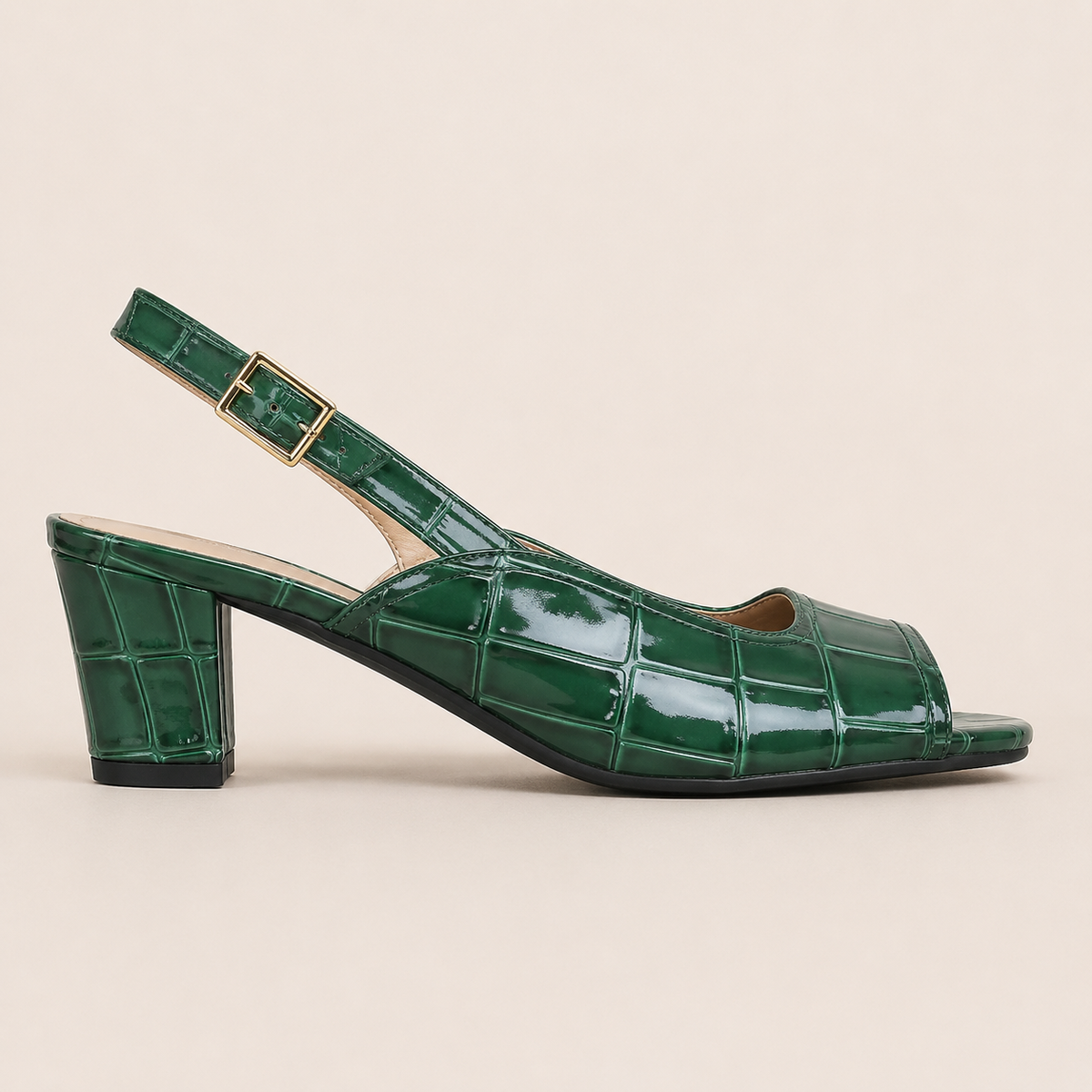 Sandales femme à talon épais en vue détaillée, design chic et moderne.