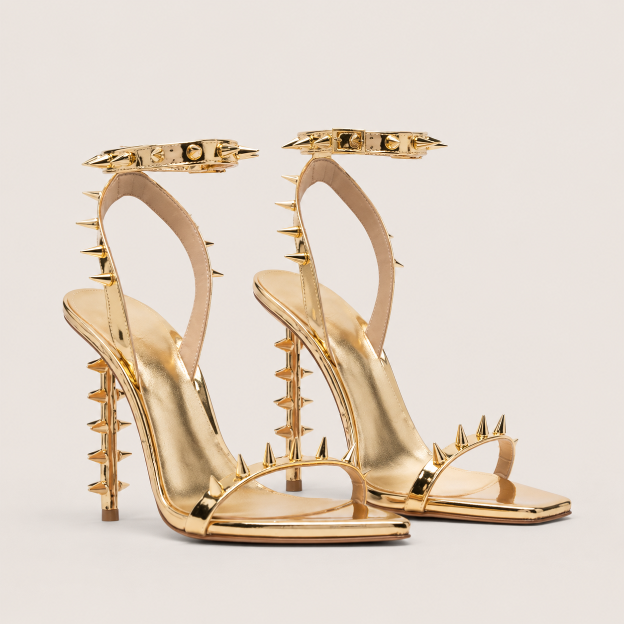 Sandales dorées à talon haut vues de dos, finition habillée et silhouette chic.