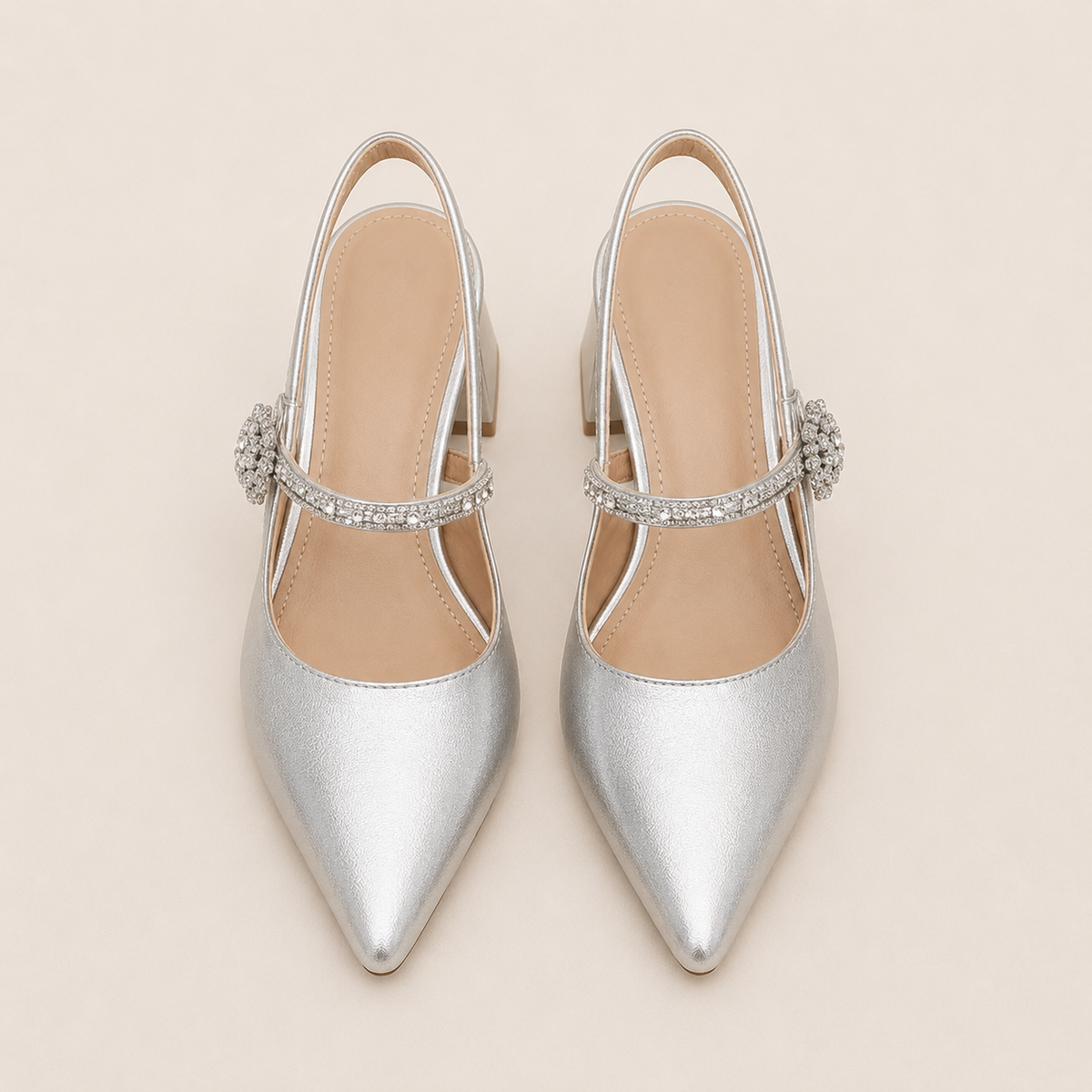 Sandales Mary Jane portées, style féminin pour bureau ou sortie chic.