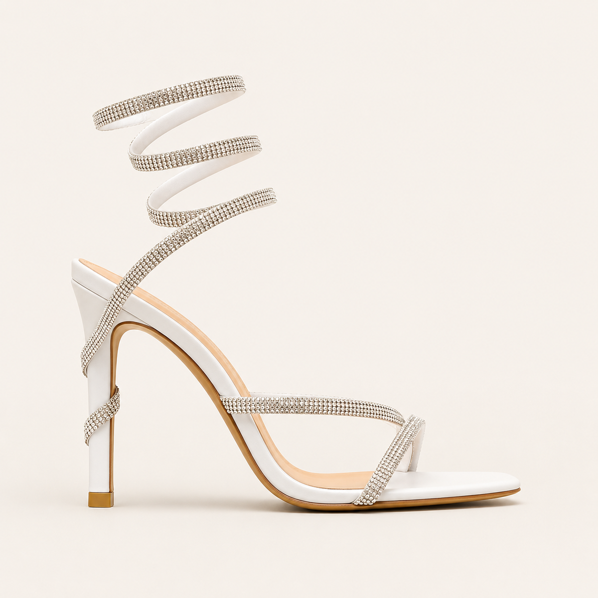 Sandales femme à talon serpent en gros plan, détail distinctif et premium.