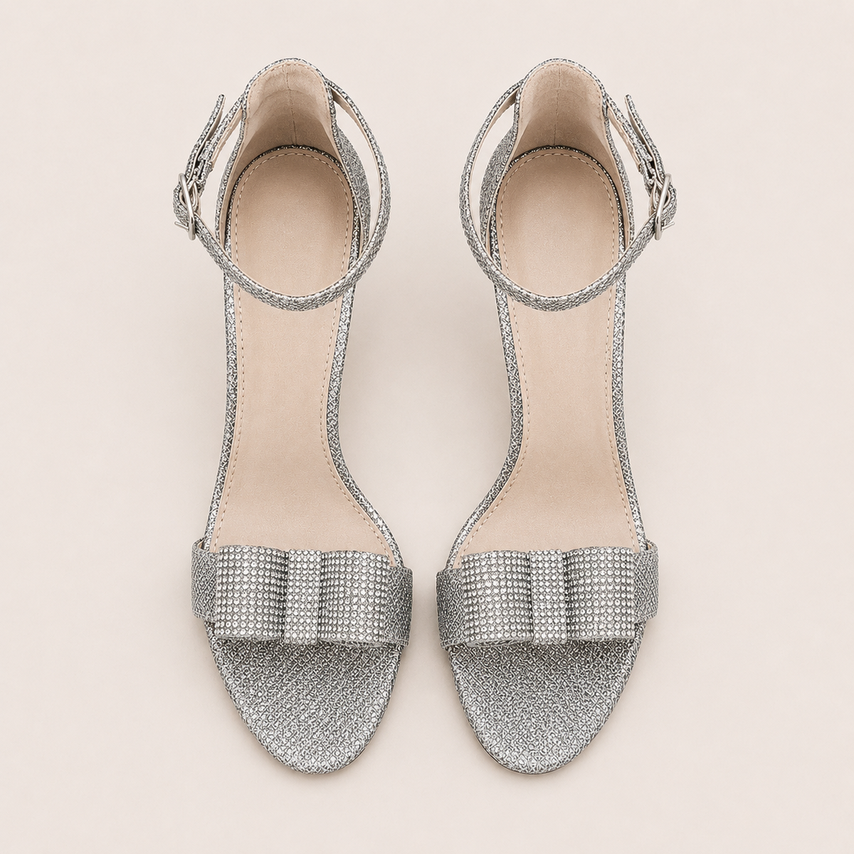 Sandales à talons hauts portées, idéales pour soirée ou tenue habillée.