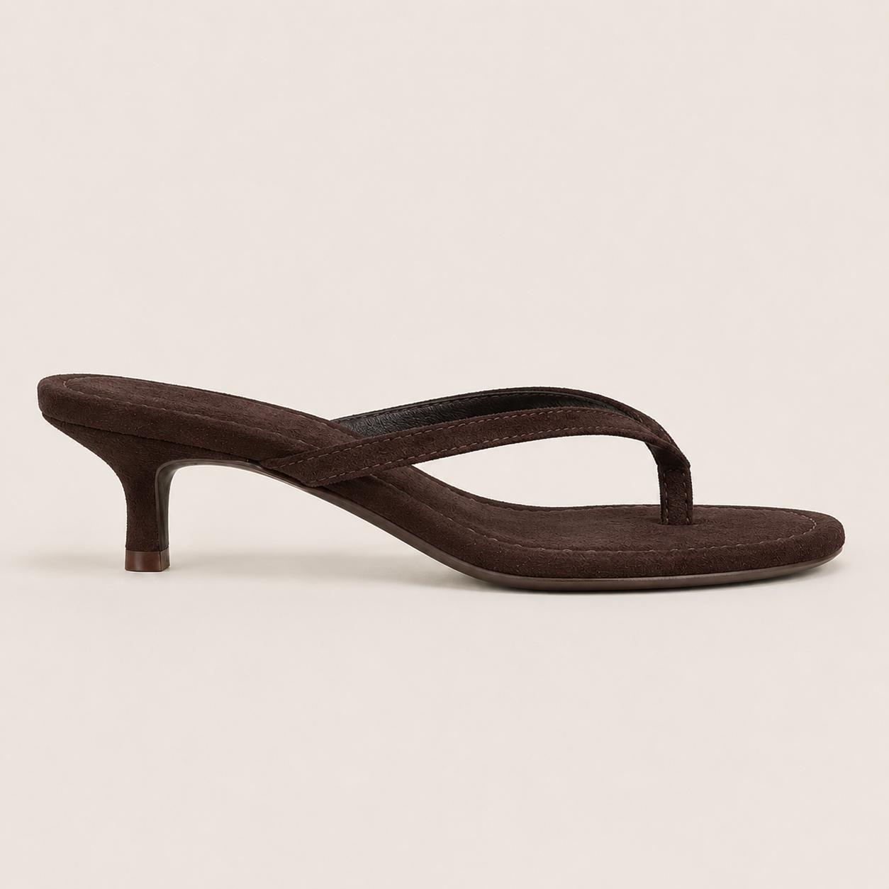 Sandales tongs en daim synthétique en vue détaillée, talon kitten et finition soignée.