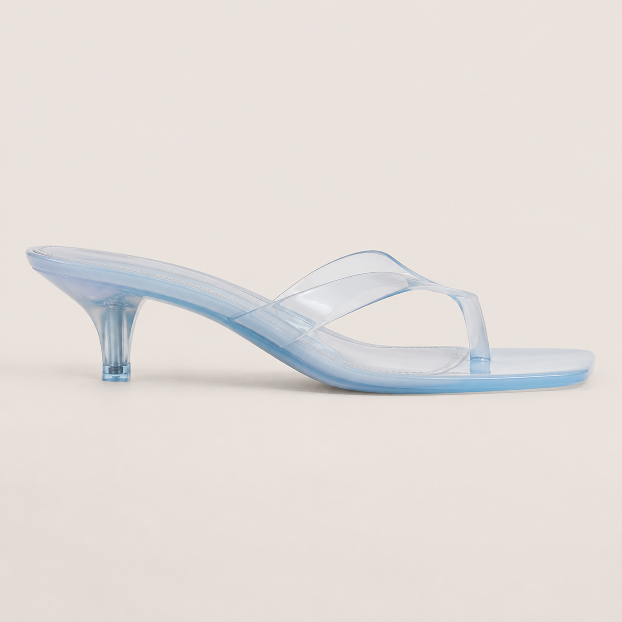 Sandales transparentes à talon kitten en vue détaillée, brides fines et finition soignée.
