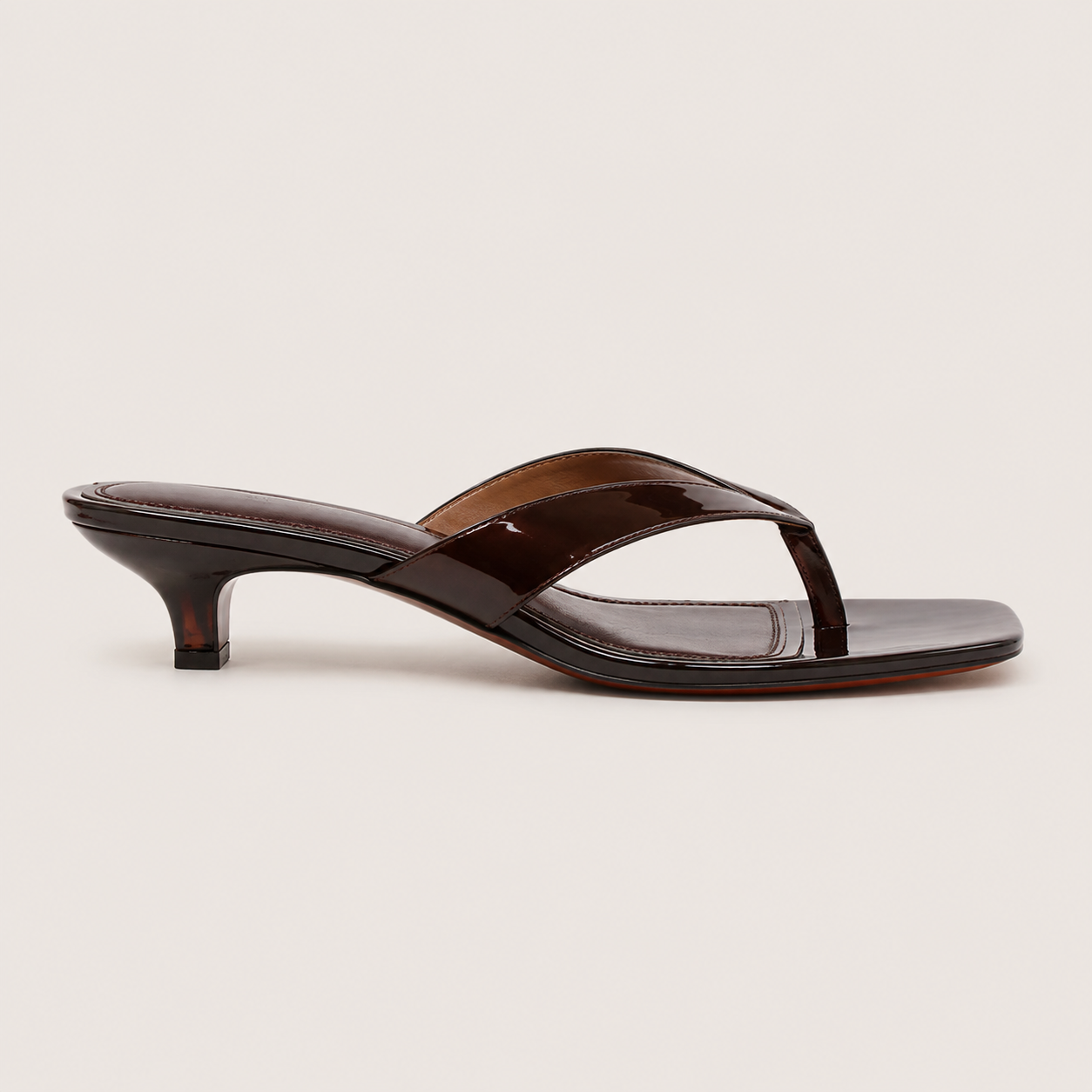 Sandales transparentes à talon kitten en image lifestyle, style chic et féminin.