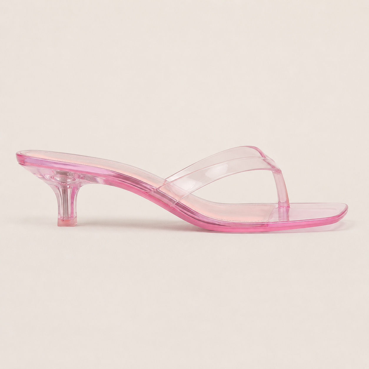 Sandales transparentes à talon kitten portées, bout carré pour une allure chic.
