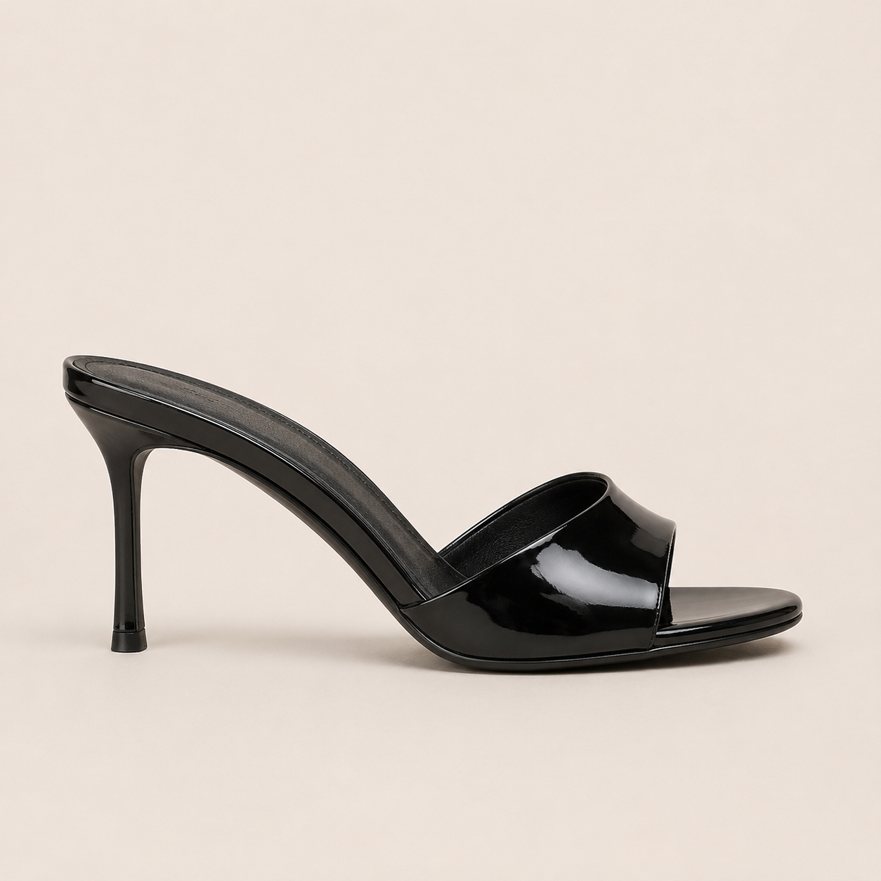 Sandales vernies femme en vue détaillée, finition brillante et talon aiguille.