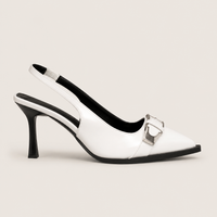 Talons femme habillés en gros plan, design raffiné pour occasion chic.