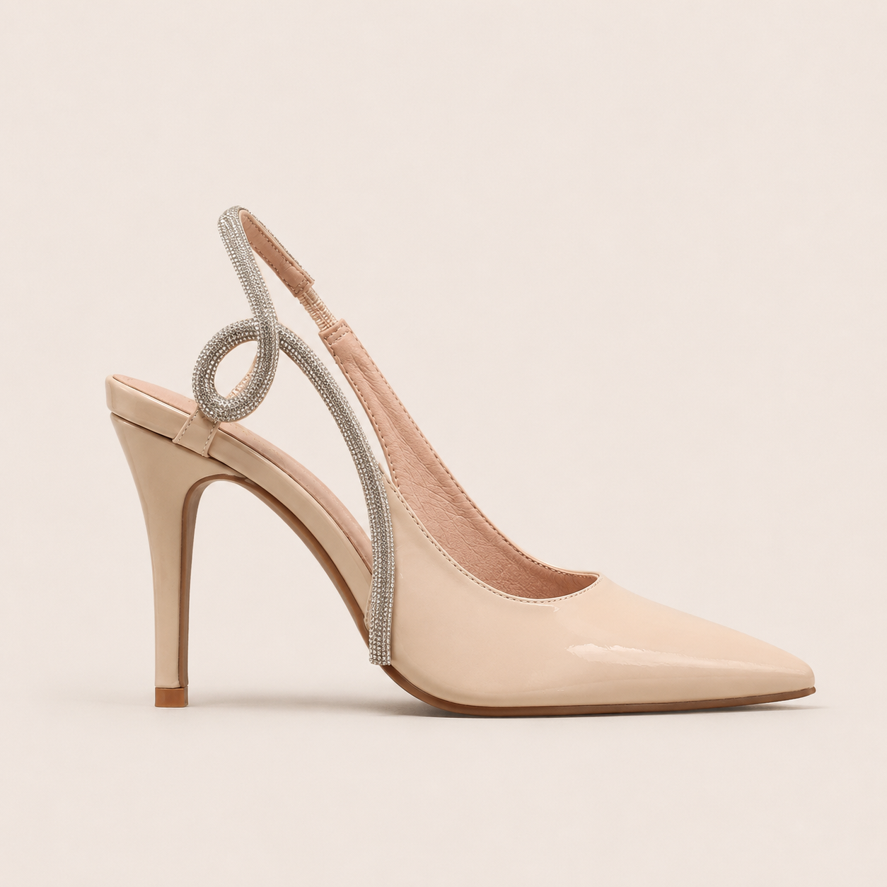 Talon slingback femme vu de profil, bout pointu et strass élégants.
